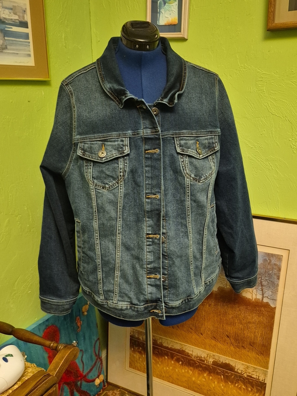 Torrid Trucker Jean Jacket Sz.4. First atFit denim ine, Emhancef Stretch(#3018D)
